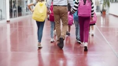 Öğretmen ve çocukların bacaklarına yakın çekim.