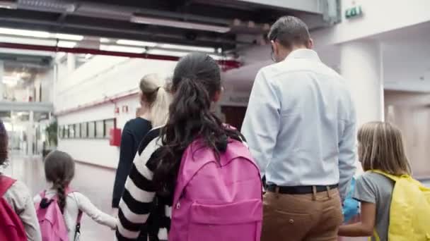 Männliche und weibliche Lehrer mit einer Gruppe von Kindern, die zur Klasse gehen — Stockvideo