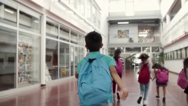 Média foto de menino andando na escola atrás de seus colegas. — Vídeo de Stock