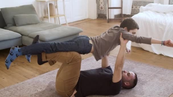 幸せなシングルファーザー遊び彼の息子と一緒に家で. — ストック動画
