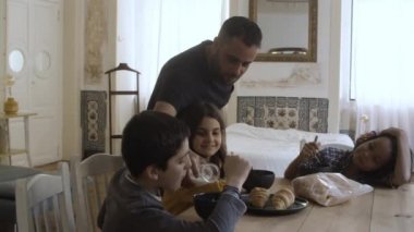 Müşkülpesent Kafkasyalı baba çocuk tabaklarına süt döküyor..