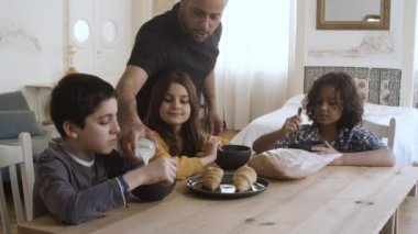 Neşeli baba çocuk tabağına süt döktü..