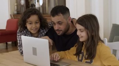 Çocuklu baba internetten ilginç bilgiler buluyor..