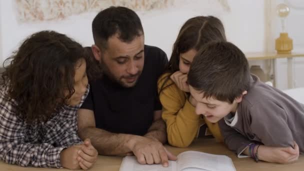 Caucasiano pai verificando lição de casa com crianças. — Vídeo de Stock