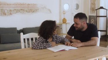 Neşeli oğul ve baba ödevlerini yapmaya çalışıyor.. 