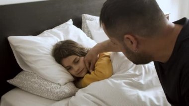 Müşkülpesent baba hasta kızın alnını kontrol ediyor.. 