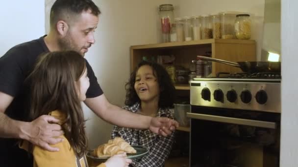 Caucasiano pai aprendendo crianças como usar forno. — Vídeo de Stock