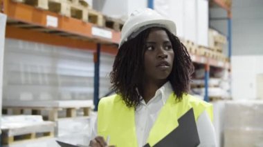 Depoda çalışan odaklanmış kadın çalışan..