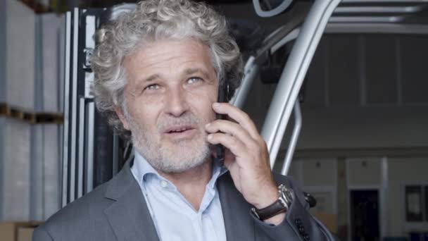 Close-up de homem de negócios pensativo falando ao telefone. — Vídeo de Stock