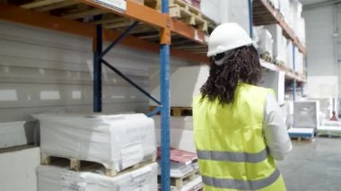 Lojistik şirketinin mal sayma işçisi..