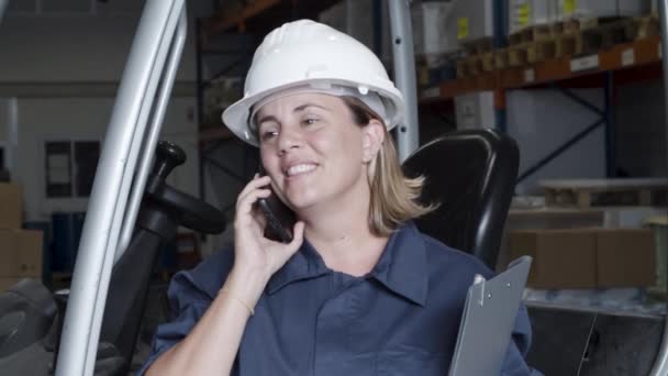 Joyeux caucasien femme travailleur parler sur téléphone. — Video