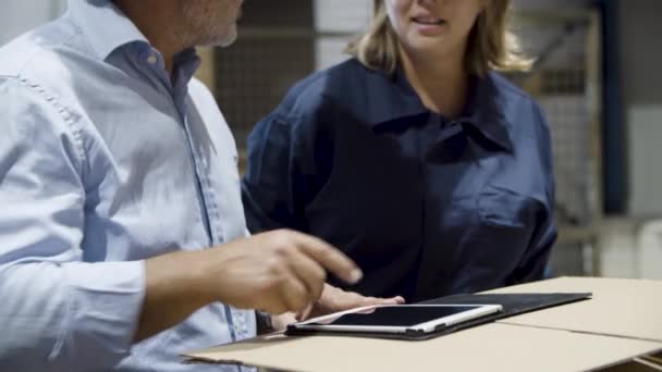 Close-up van de handen van baas en vrouwelijke werknemers met behulp van tablet. — Stockvideo