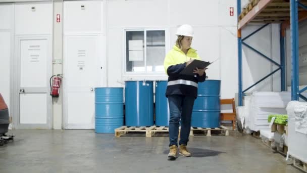 Focused female employee working in warehouse. — Αρχείο Βίντεο