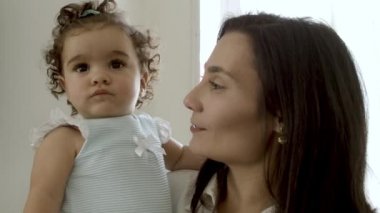 Mutlu annenin ciddi çocuğuyla konuşmasının yakın çekimi.. 