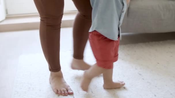 Anne ve oğulun bacaklarının yakın çekimi.. — Stok video