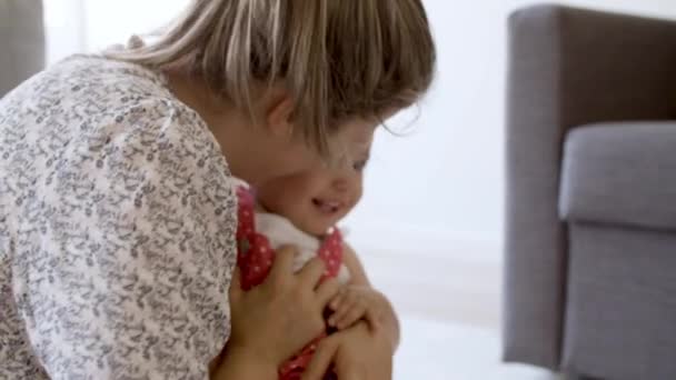 Primer plano del niño feliz sentado con la madre en el suelo y jugando. — Vídeos de Stock