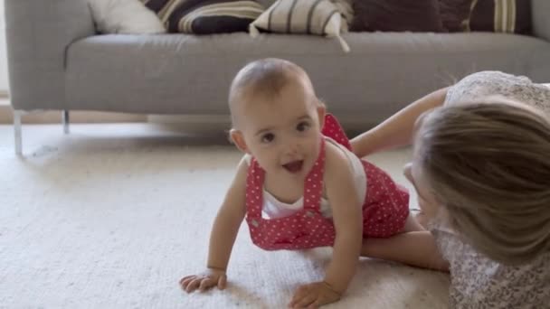 Caucasian mom and baby girl having fun on floor. — Stock Video