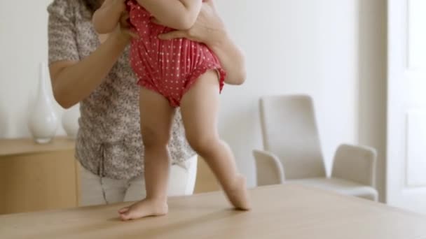 Close-up de babys pés andando na mesa. — Vídeo de Stock