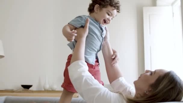 Sorrindo mãe solteira criando o filhinho em casa. — Vídeo de Stock