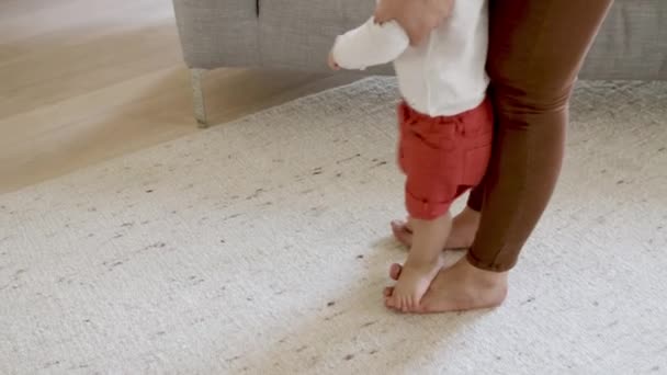 Närbild av mor och söner fötter hemma. — Stockvideo