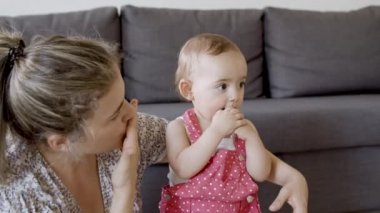 Parmaklarını ısıran sevimli, neşeli küçük kız..