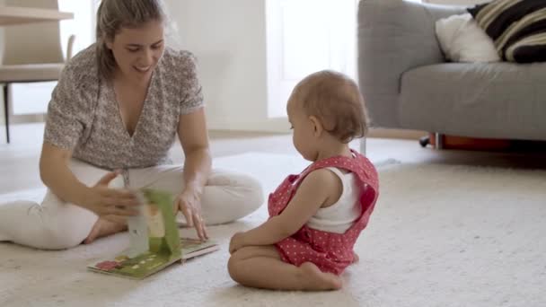 Lycklig vit mor uppfostrar sin lilla dotter. — Stockvideo