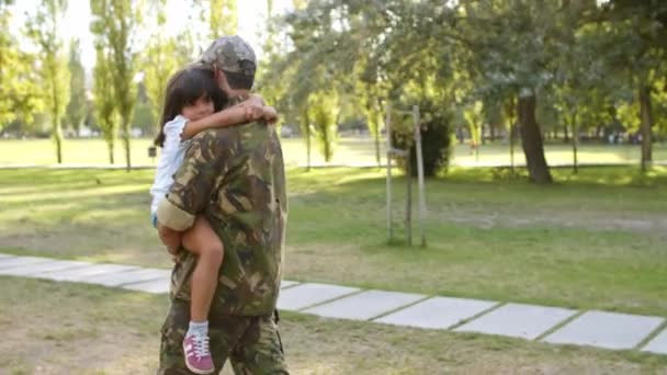 Fuerte padre militar sosteniendo a su hija en armas — Vídeo de stock