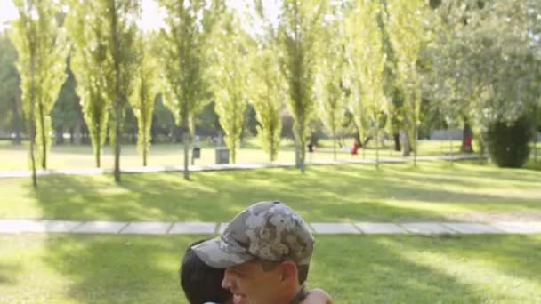 Muchacho excitado corriendo a los padres militares abrir los brazos — Vídeo de stock