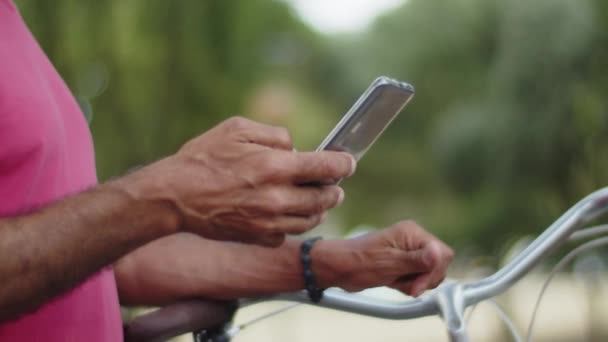 Primer plano del hombre barbudo mayor mirando a la pantalla móvil — Vídeos de Stock