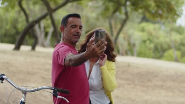 Vista frontal de la esposa mayor y el marido tomando selfie en el teléfono — Vídeos de Stock