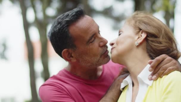 Primer plano de la feliz pareja de ancianos abrazándose y besándose en el parque — Vídeos de Stock