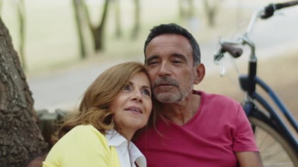 Amoureux seniors assis sur le banc, embrasser et rêver — Video