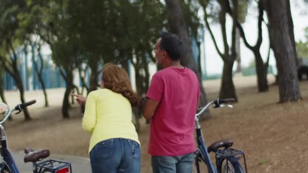 Πίσω όψη της διαδρομής εύρεσης ηλικιωμένου ζευγαριού στο θερινό πάρκο — Αρχείο Βίντεο