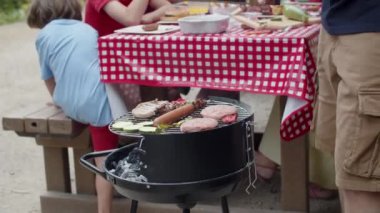 Adamın mangala sebze koyduğu yakın plan.