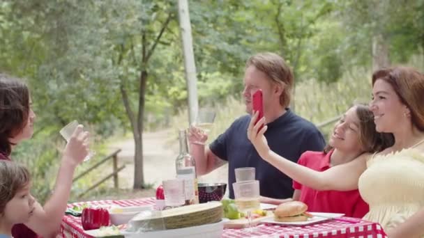 白人の家族は自然界で夕食時に眼鏡を上げる — ストック動画