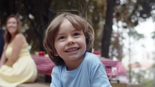 Média tiro de menino bonito posando na câmera — Vídeo de Stock