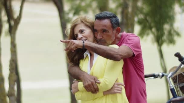 베어링 남자 가 공원에서 아내와 포옹하고 키스하는 미디엄 샷 — 비디오