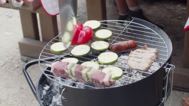 Primer plano de las personas mano agitando pieza de cartón sobre la parrilla — Vídeos de Stock