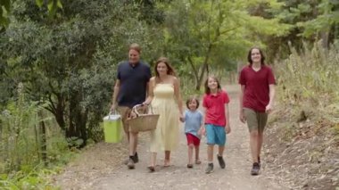 Büyük mutlu ailenin pikniğe gidişinin ön görüntüsü.