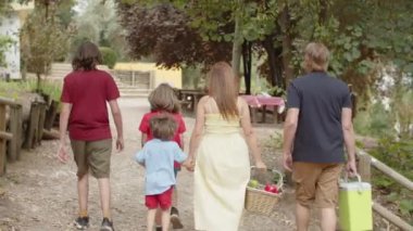 Mutlu aile manzarası ormanda piknik yapmak için uygun bir yer.