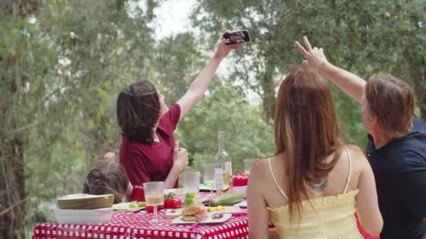 Sorrindo mãe branca tomando selfie no jantar de família — Vídeo de Stock