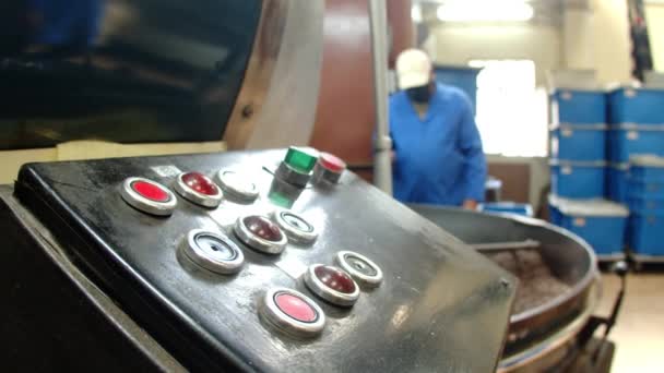 Primer plano de mans pulsando el botón de mano en la máquina de tostado de café — Vídeos de Stock