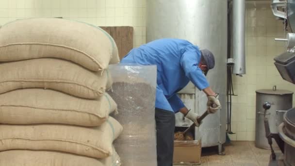 Long shot of man cleaning coffee roasting machine — Stock Video