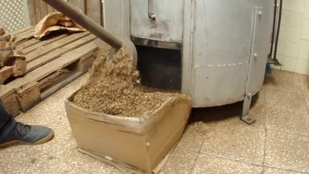 Mișcarea lentă a lucrătorului curățarea mașinii de prăjit cafea — Videoclip de stoc