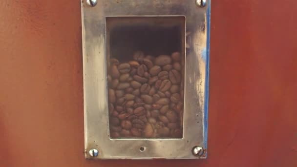 Gros plan de la fenêtre sur la machine à torréfier le café — Video