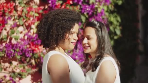 Mediana toma de pareja lesbiana abrazándose y besándose antes de la boda — Vídeo de stock