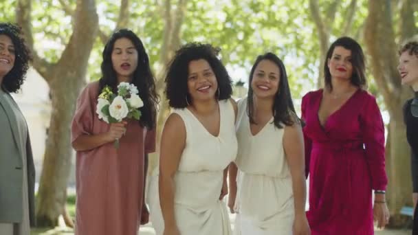 Brides and guests standing in line and jumping at the same time — Stock Video