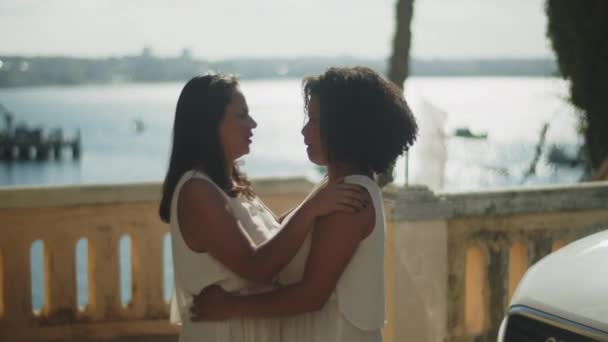 Média foto de lésbicas afro-americanas abraçando antes do casamento — Vídeo de Stock