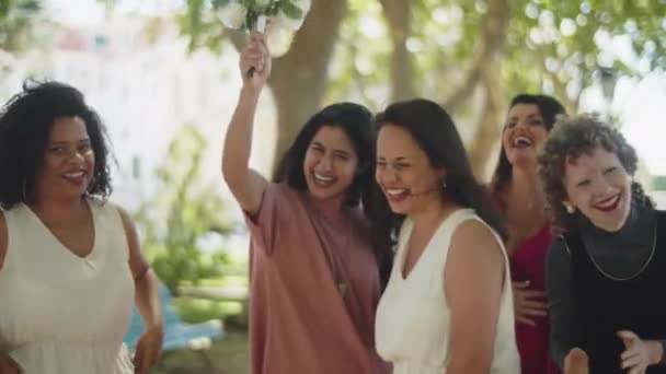 Lésbicas bonitas comemorando casamento com amigos no parque — Vídeo de Stock