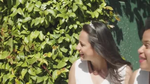 Glückliche lesbische Bräute betrachten ihre Freunde — Stockvideo